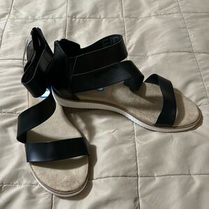 Black wide width sandal with zip up back